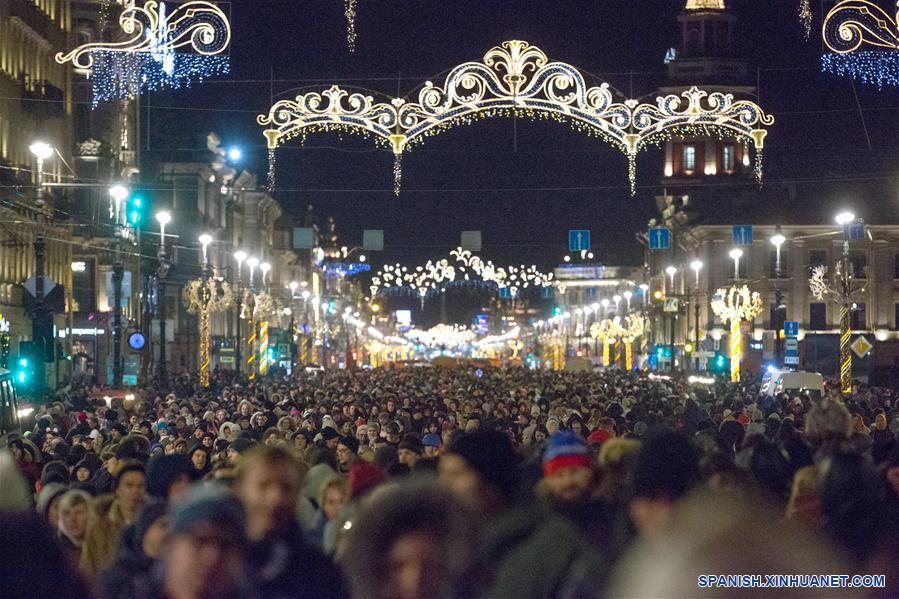 RUSIA-SAN PETERSBURGO-AÑO NUEVO-CELEBRACION