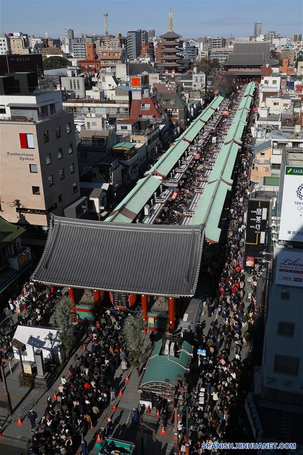 JAPON-TOKIO-AÑO NUEVO-VISITA AL TEMPLO