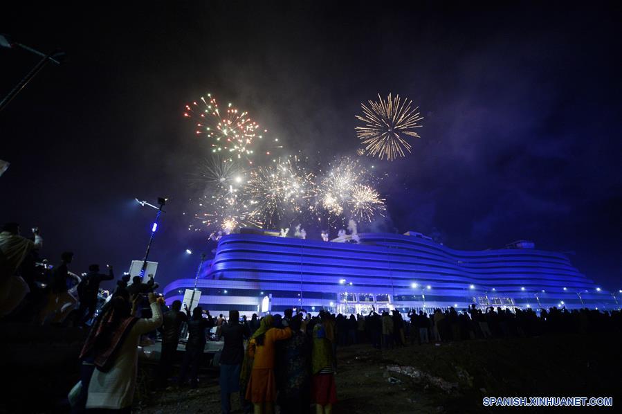 PAKISTAN-RAWALPINDI-CELEBRACION DE AÑO NUEVO-FUEGOS ARTIFICIALES