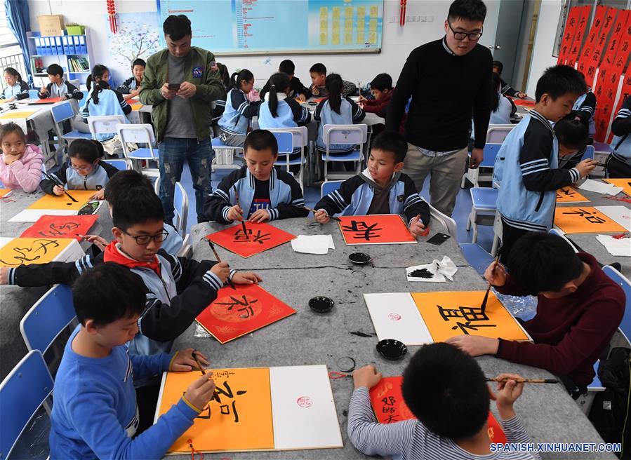 CHINA-GUANGXI-NANNING-ESTUDIANTES-AÑO NUEVO