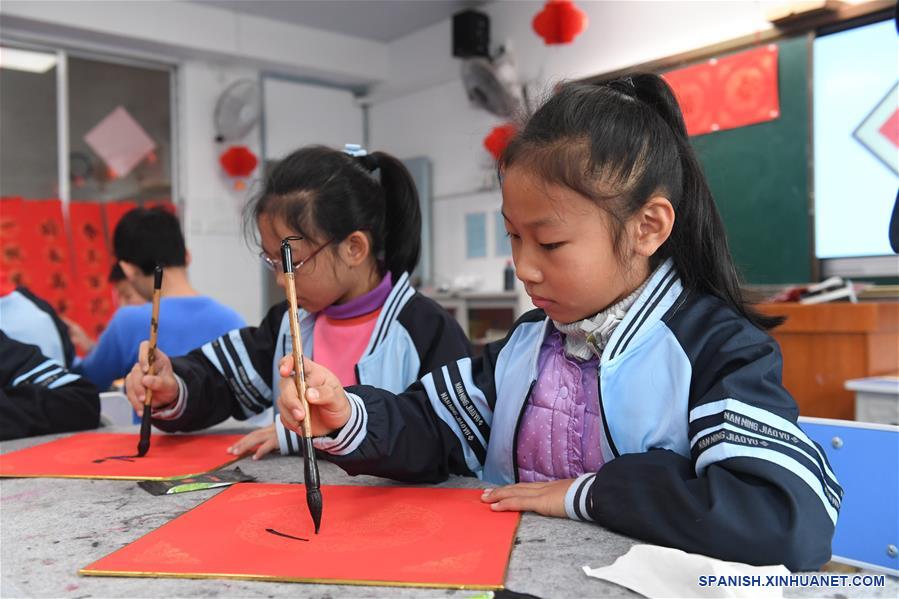 CHINA-GUANGXI-NANNING-ESTUDIANTES-AÑO NUEVO
