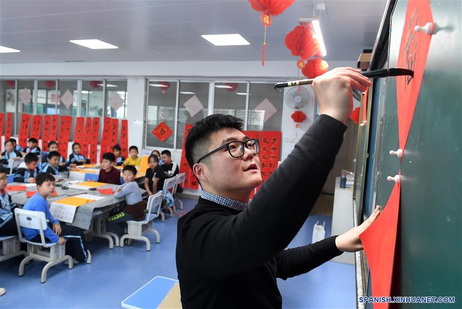 CHINA-GUANGXI-NANNING-ESTUDIANTES-AÑO NUEVO