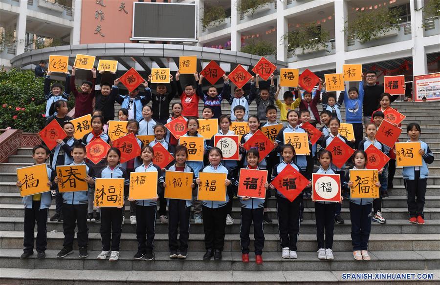 CHINA-GUANGXI-NANNING-ESTUDIANTES-AÑO NUEVO