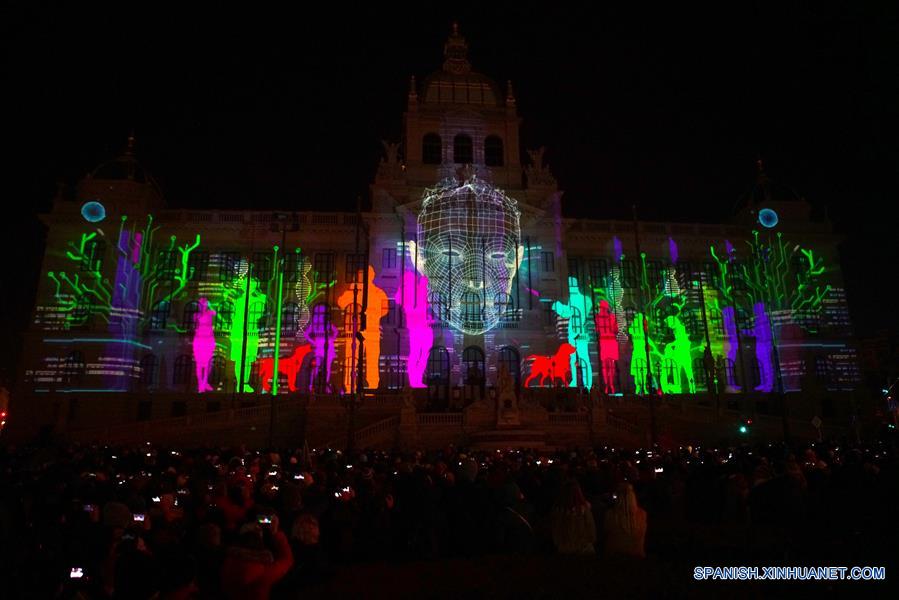 REPUBLICA CHECA-PRAGA-AÑO NUEVO-FUEGOS ARTIFICIALES-ESPECTACULO DE LUCES