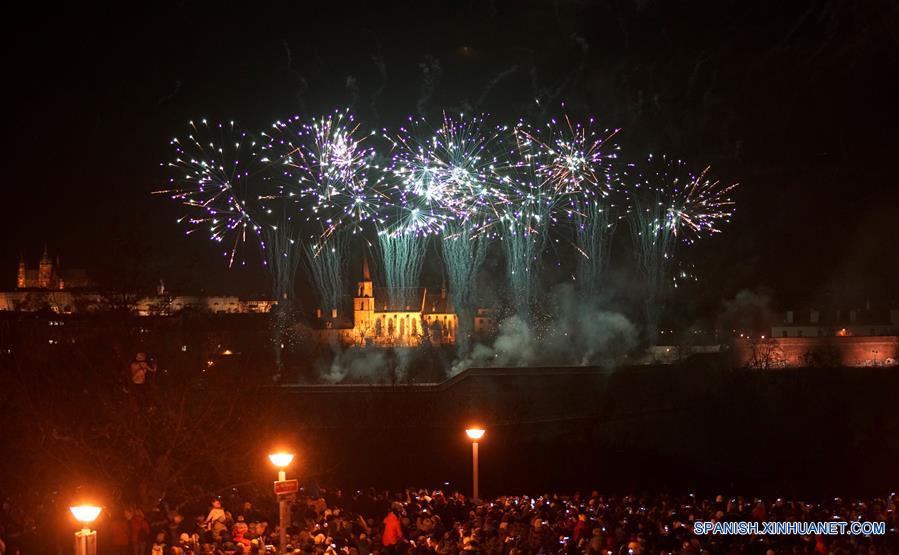 REPUBLICA CHECA-PRAGA-AÑO NUEVO-FUEGOS ARTIFICIALES-ESPECTACULO DE LUCES