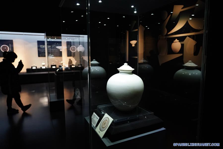 CHINA-SHAANXI-XI'AN-PORCELANA BLANCA-EXPOSICION