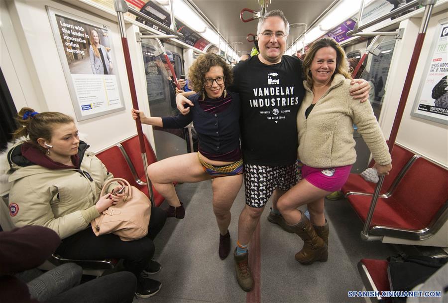 CANADA-TORONTO-VIAJE EN METRO SIN PANTALONES