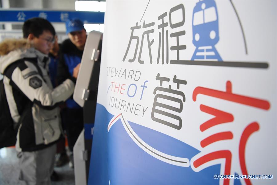 CHINA-GANSU-LANZHOU-FESTIVAL DE PRIMAVERA-VOLUNTARIOS ESTACION DE TRENES