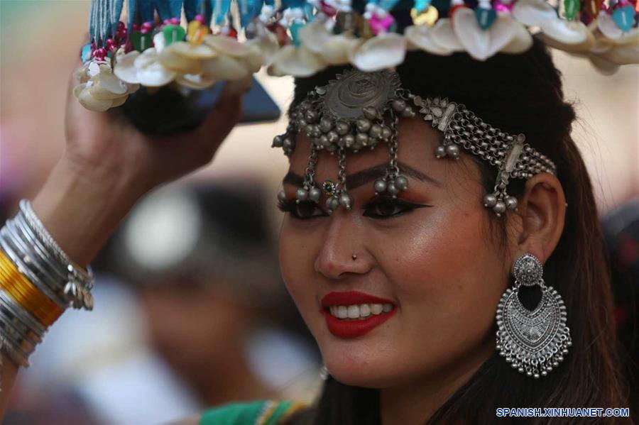 NEPAL-KATMANDU-FESTIVAL MAGHE SANKRANTI-COMUNIDAD THARU