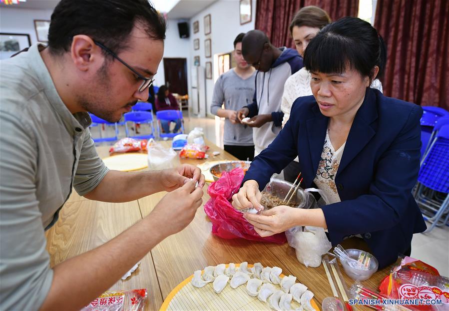 CHINA-HAINAN-HAIKOU-ESTUDIANTES-FESTIVAL DE PRIMAVERA