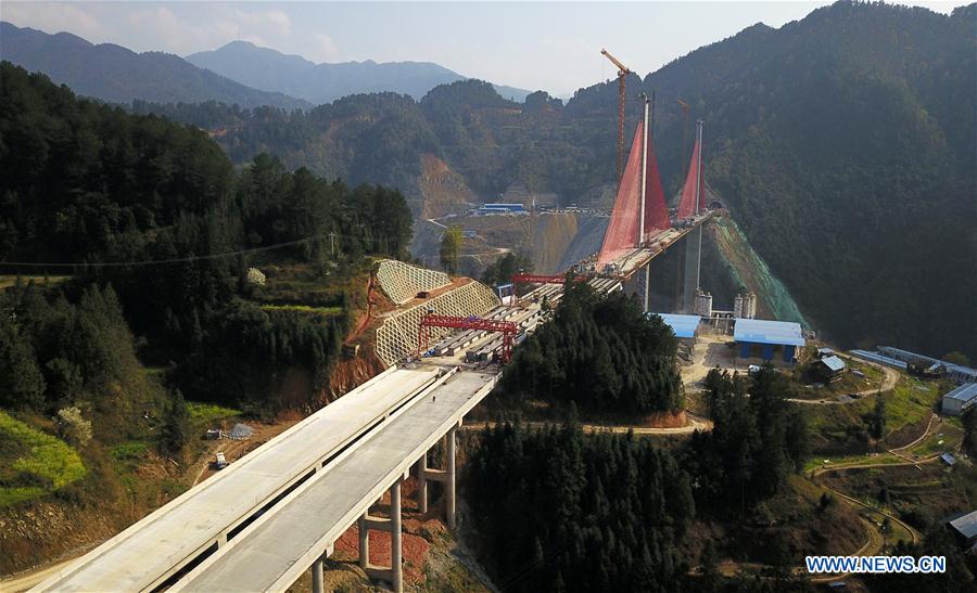 CHINA-GUIZHOU-RIO QINGSHUI-PUENTE-CONSTRUCCION