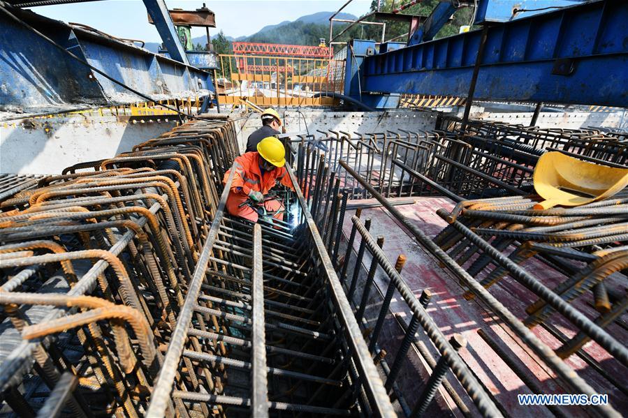 CHINA-GUIZHOU-RIO QINGSHUI-PUENTE-CONSTRUCCION