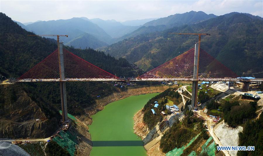 CHINA-GUIZHOU-RIO QINGSHUI-PUENTE-CONSTRUCCION