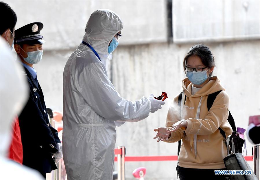 CHINA-HENAN-ZHENGZHOU-ESTUDIANTES DE PREPARATORIA-REGRESO A LA ESCUELA