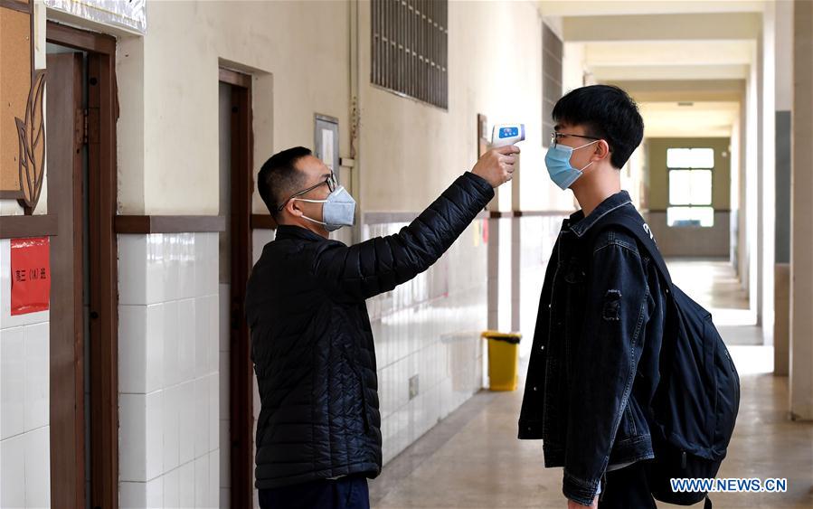 CHINA-HENAN-ZHENGZHOU-ESTUDIANTES DE PREPARATORIA-REGRESO A LA ESCUELA