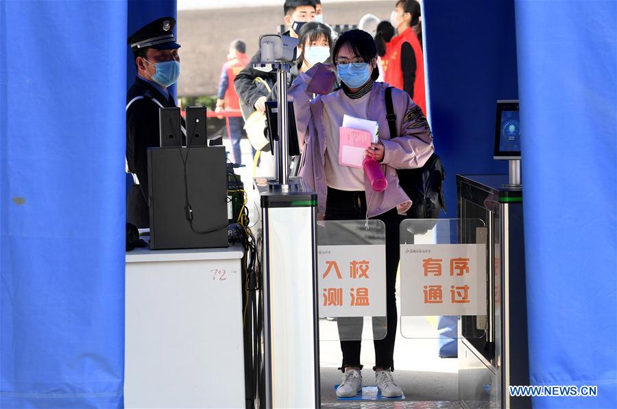 CHINA-HENAN-ZHENGZHOU-ESTUDIANTES DE PREPARATORIA-REGRESO A LA ESCUELA