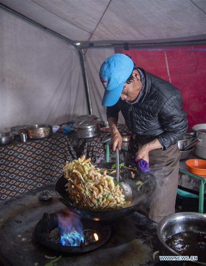 CHINA-TIBET-MONTE QOMOLANGMA-CAMPAMENTO DE AVANCE-COMIDA