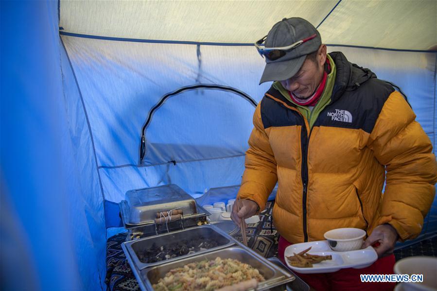 CHINA-TIBET-MONTE QOMOLANGMA-CAMPAMENTO DE AVANCE-COMIDA