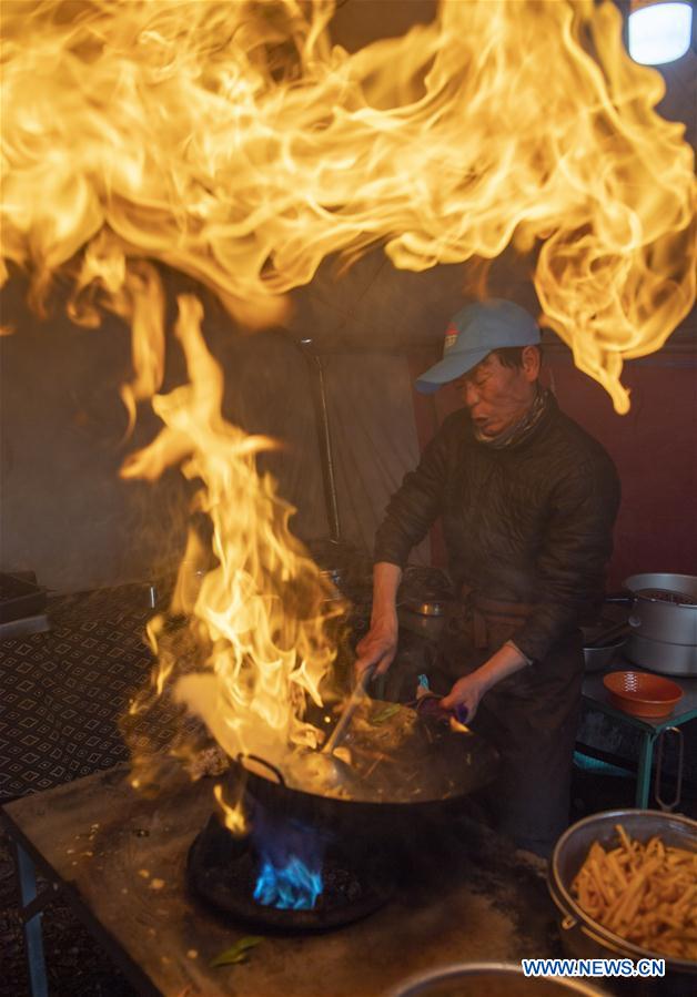 CHINA-TIBET-MONTE QOMOLANGMA-CAMPAMENTO DE AVANCE-COMIDA