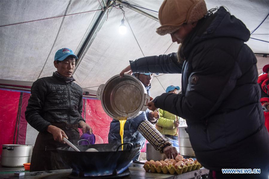 CHINA-TIBET-MONTE QOMOLANGMA-CAMPAMENTO DE AVANCE-COMIDA
