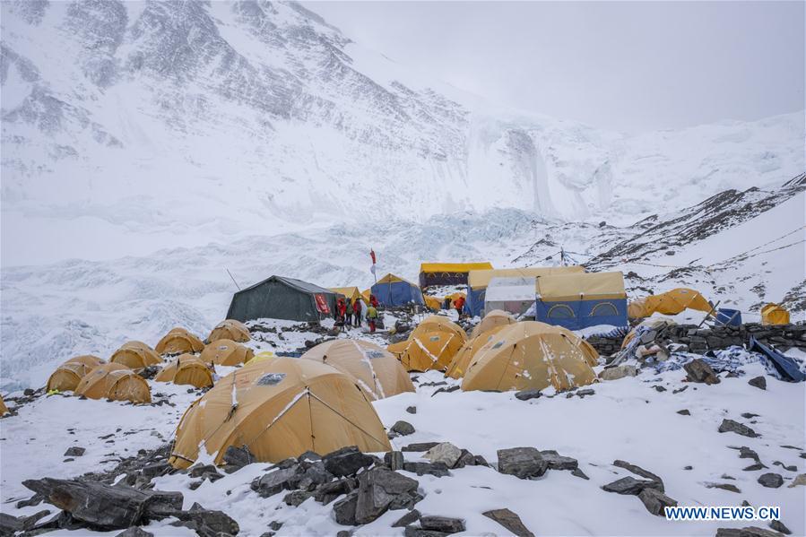 CHINA-TIBET-MONTE QOMOLANGMA-CAMPAMENTO DE AVANCE-COMIDA