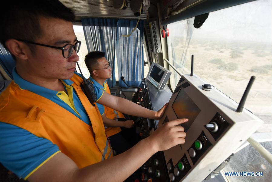 CHINA-XINJIANG-RUOQIANG-MANTENIMIENTO FERROVIARIO