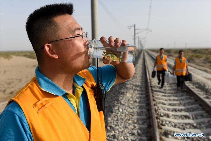 CHINA-XINJIANG-RUOQIANG-MANTENIMIENTO FERROVIARIO