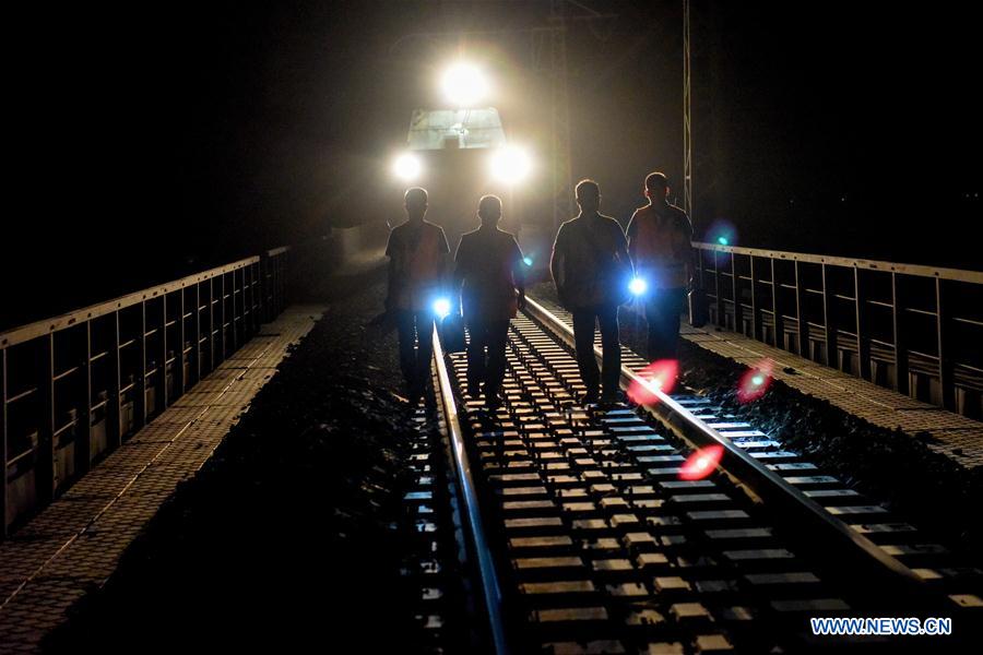 CHINA-XINJIANG-RUOQIANG-MANTENIMIENTO FERROVIARIO