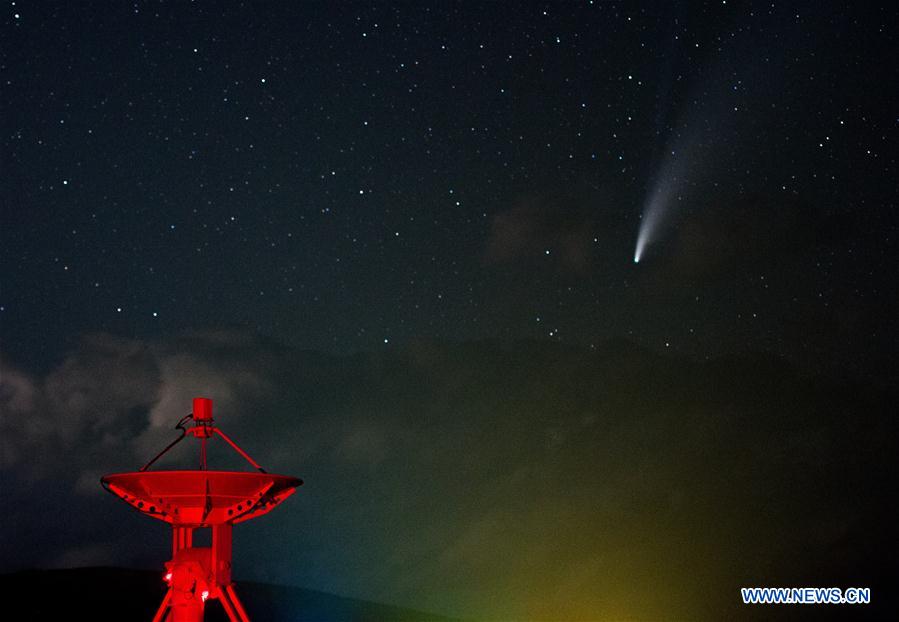 CHINA-MONGOLIA INTERIOR-NOCHE ESTRELLADA-COMETA-NEOWISE