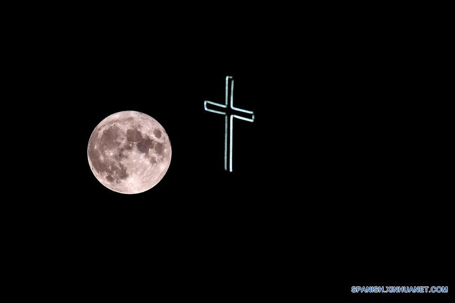 Una luna llena se levanta sobre iglesia en Macedonia del Norte |  