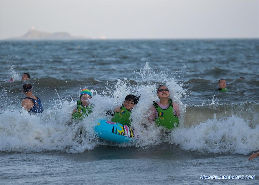 CHINA-ZHEJIANG-ZHOUSHAN-PLAYA-TURISMO