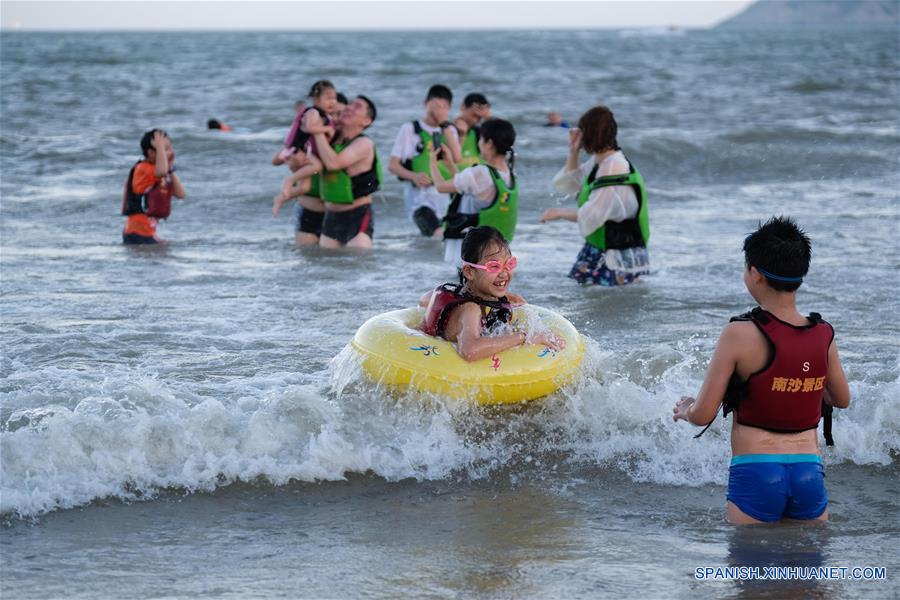 CHINA-ZHEJIANG-ZHOUSHAN-PLAYA-TURISMO