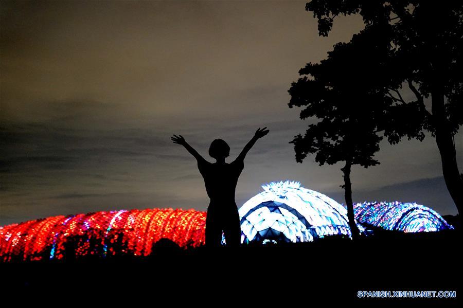 CHINA-SHANGHAI-JARDIN BOTANICO-RECORRIDO NOCTURNO
