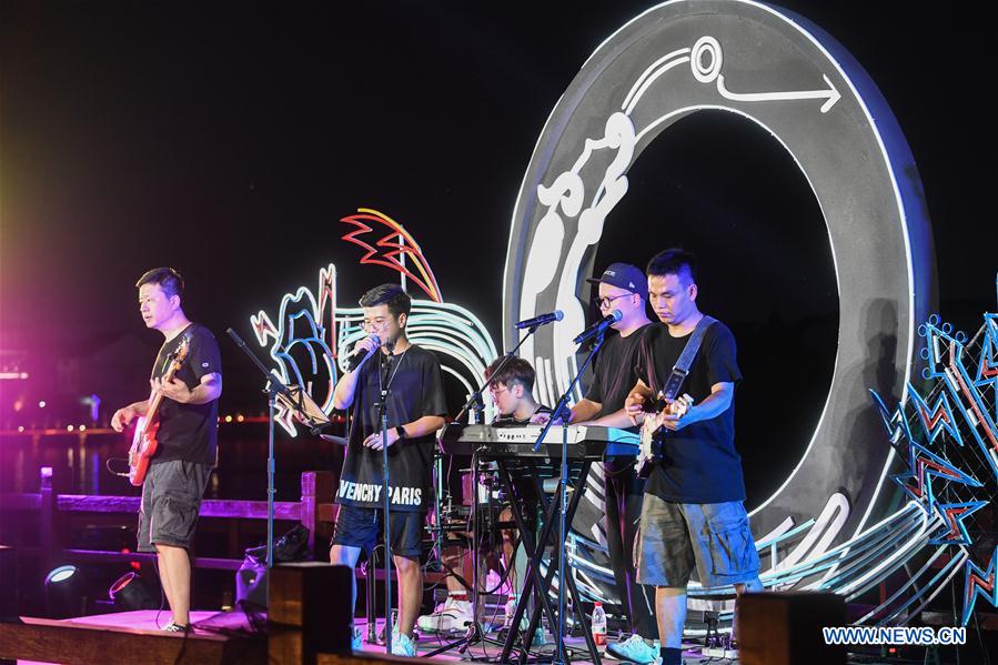 CHINA-ZHEJIANG-HANGZHOU-ANTIGUO POBLADO DE TANGQI-ECONOMIA NOCTURNA