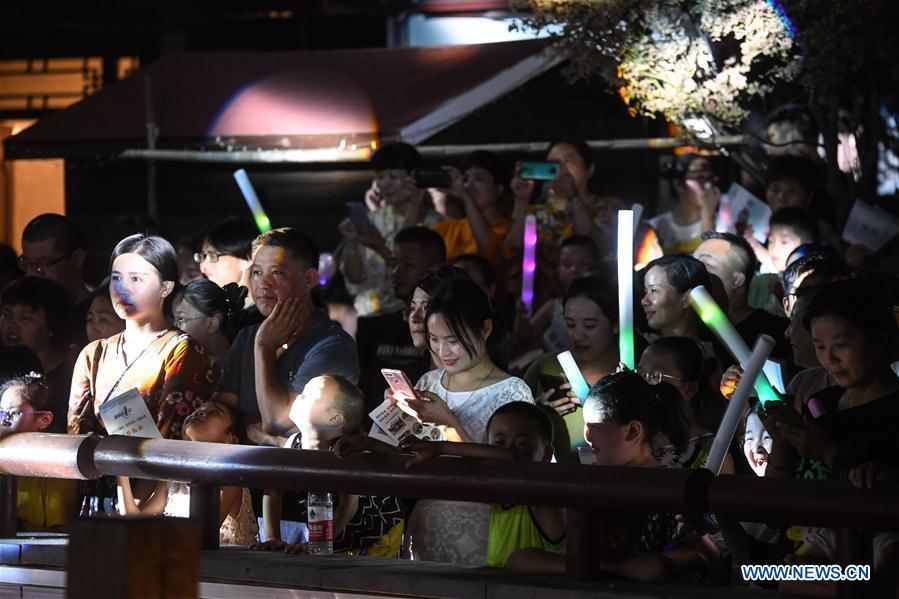 CHINA-ZHEJIANG-HANGZHOU-ANTIGUO POBLADO DE TANGQI-ECONOMIA NOCTURNA