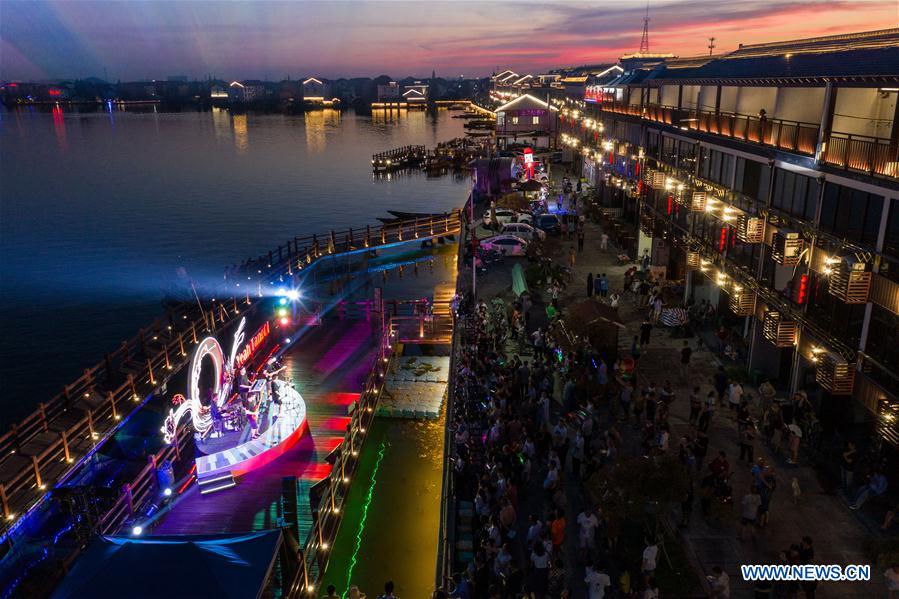 CHINA-ZHEJIANG-HANGZHOU-ANTIGUO POBLADO DE TANGQI-ECONOMIA NOCTURNA