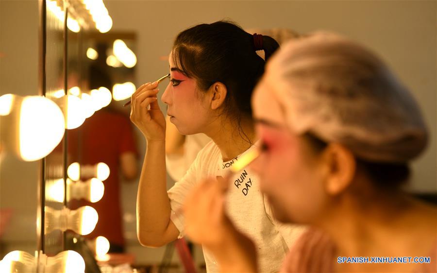 CHINA-HEBEI-SHIJIAZHUANG-TEATRO-ACTUACION