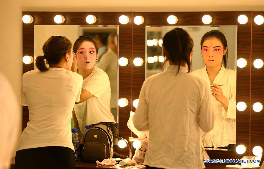 CHINA-HEBEI-SHIJIAZHUANG-TEATRO-ACTUACION