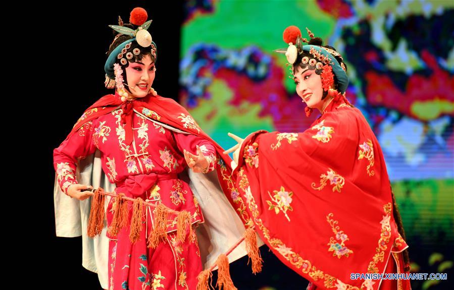 CHINA-HEBEI-SHIJIAZHUANG-TEATRO-ACTUACION