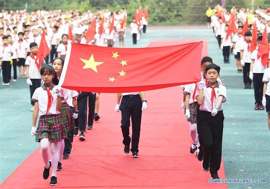 CHINA-CHONGQING-ESCUELAS-PRIMERA CLASE DEL NUEVO SEMESTRE