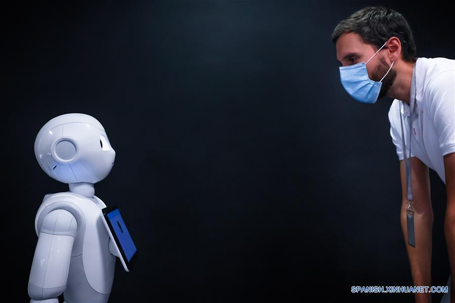 FRANCIA-PARIS-ROBOTS-MASCARILLAS