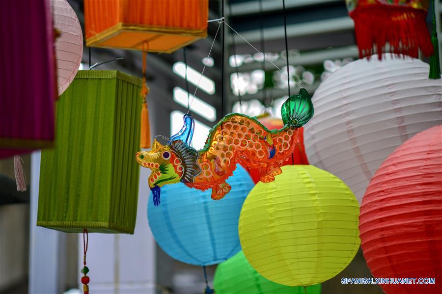 MALASIA-KUALA LUMPUR-FESTIVAL DE MEDIO OTOÑO-LINTERNAS