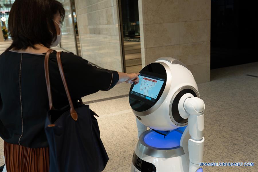 JAPON-TOKIO-COVID-19-VIDA COTIDIANA-ROBOT