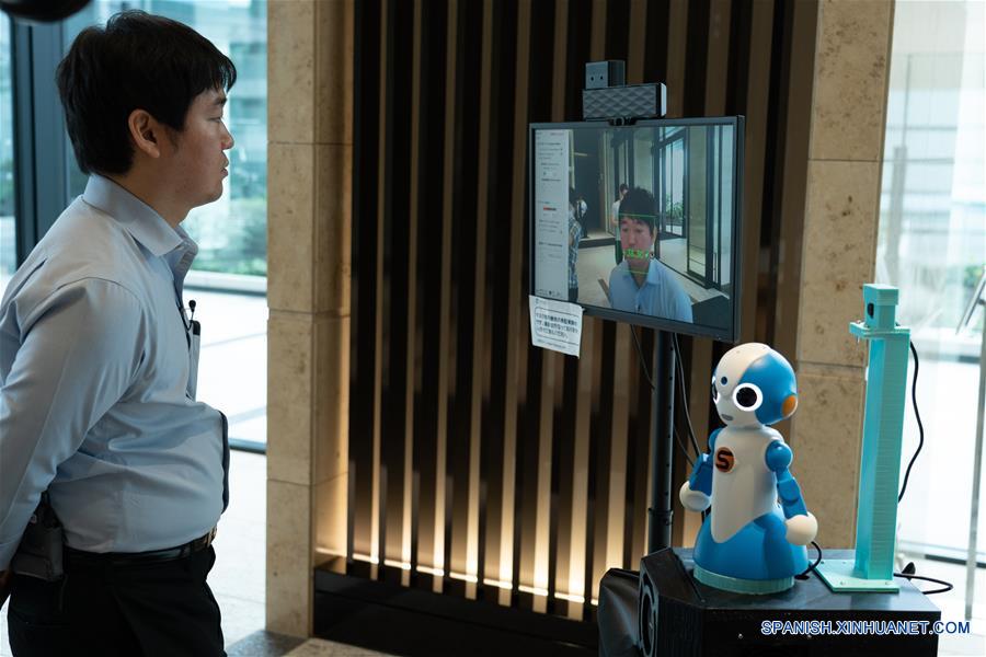 JAPON-TOKIO-COVID-19-VIDA COTIDIANA-ROBOT