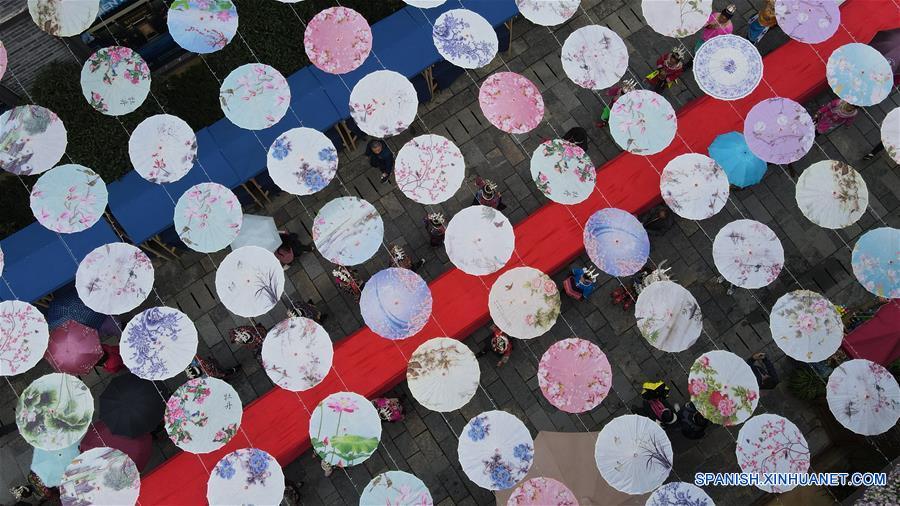 CHINA-GUIZHOU-DANZHAI-TRAJE TRADICIONAL-TURISMO