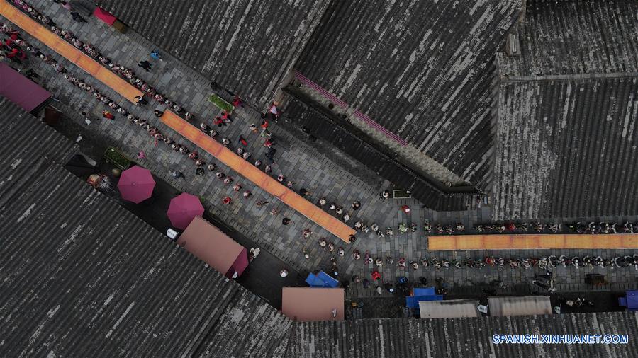 CHINA-GUIZHOU-DANZHAI-TRAJE TRADICIONAL-TURISMO