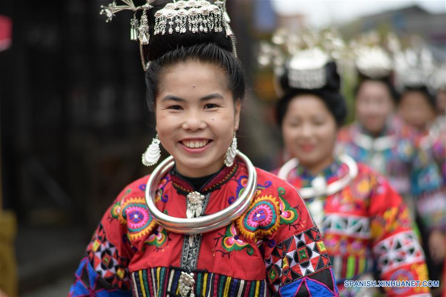 CHINA-GUIZHOU-DANZHAI-TRAJE TRADICIONAL-TURISMO