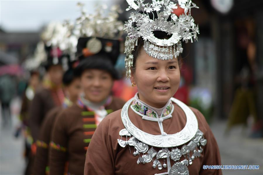 CHINA-GUIZHOU-DANZHAI-TRAJE TRADICIONAL-TURISMO
