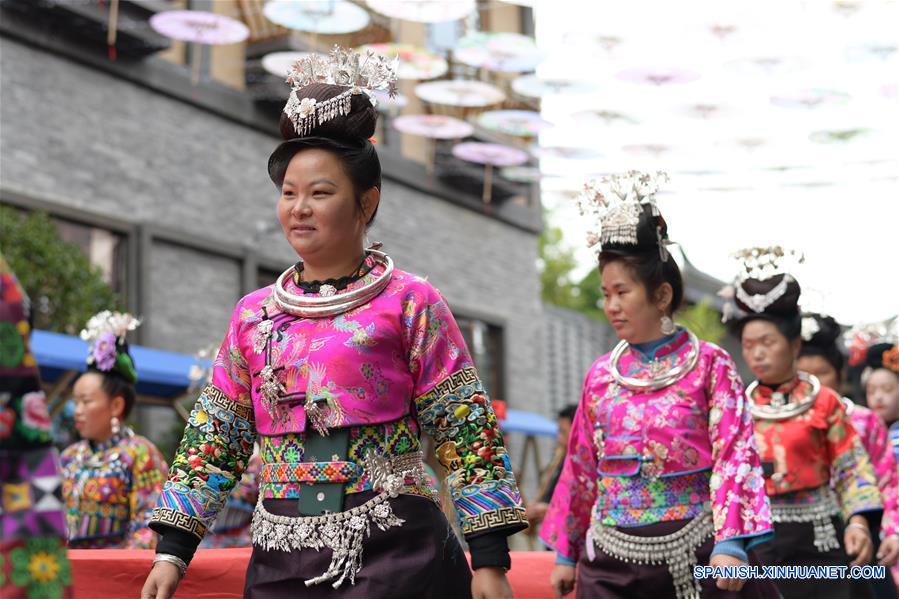 CHINA-GUIZHOU-DANZHAI-TRAJE TRADICIONAL-TURISMO