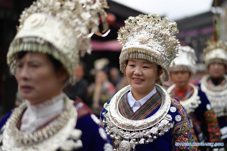 CHINA-GUIZHOU-DANZHAI-TRAJE TRADICIONAL-TURISMO